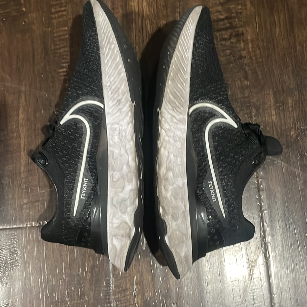 Nike fly knit size 11 black/white